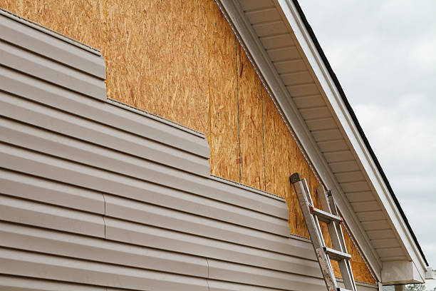 Professional Siding technician working in Girard, OH